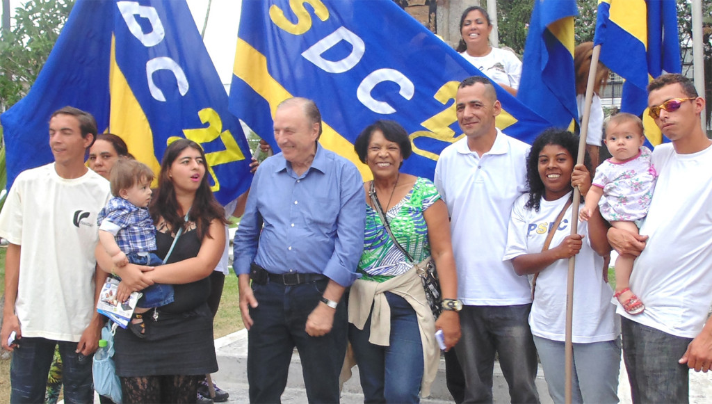 Em Pindamonhangaba foi cumprimentado pela população na praça central da cidade.
