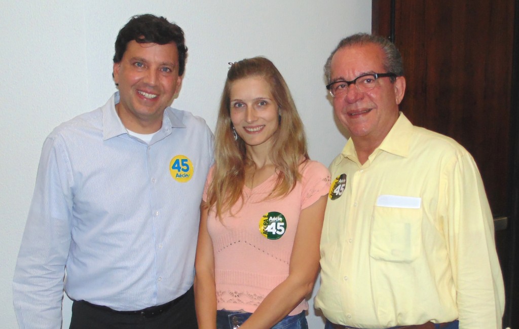 Ladeado pelos representantes do PSDB vereador Fernando Pesaro e o Deputado Federal José Aníbal, Talita Eymael, representante do PSDC Jovem declara o apoio da ala jovem da Democracia Cristã a Aécio Neves.